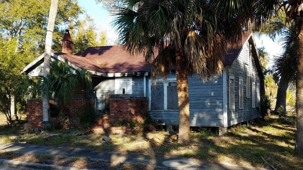 Photo of an old house.